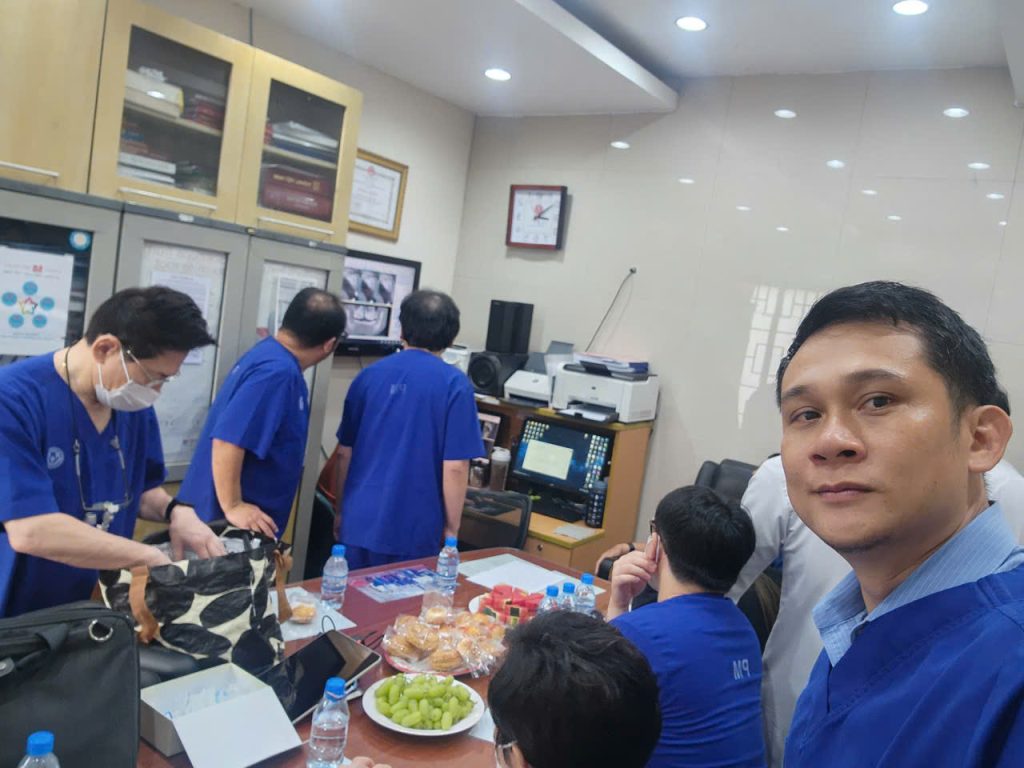 Genki Dang và đội ngũ bác sĩ theo dõi phần trình bày công nghệ VR hỗ trợ nội nha – bước khởi đầu cho chuyển giao công nghệ vào thực hành.