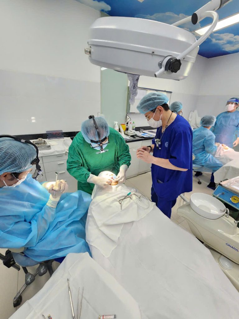 VJMusubi: Ca implant diễn ra với sự phối hợp nhịp nhàng giữa đội ngũ Việt Nam – Nhật Bản, dưới sự giám sát của chuyên gia.