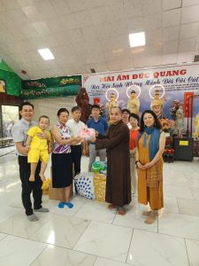 Hợp tác giáo dục Nhật Bản - Việt Nam: Khi tri thức gặp gỡ lòng nhân ái tại Mái ấm Đức Quang 3 Hợp tác giáo dục Nhật Bản – Việt Nam – trao quà cho đại diện Mái ấm Đức Quang