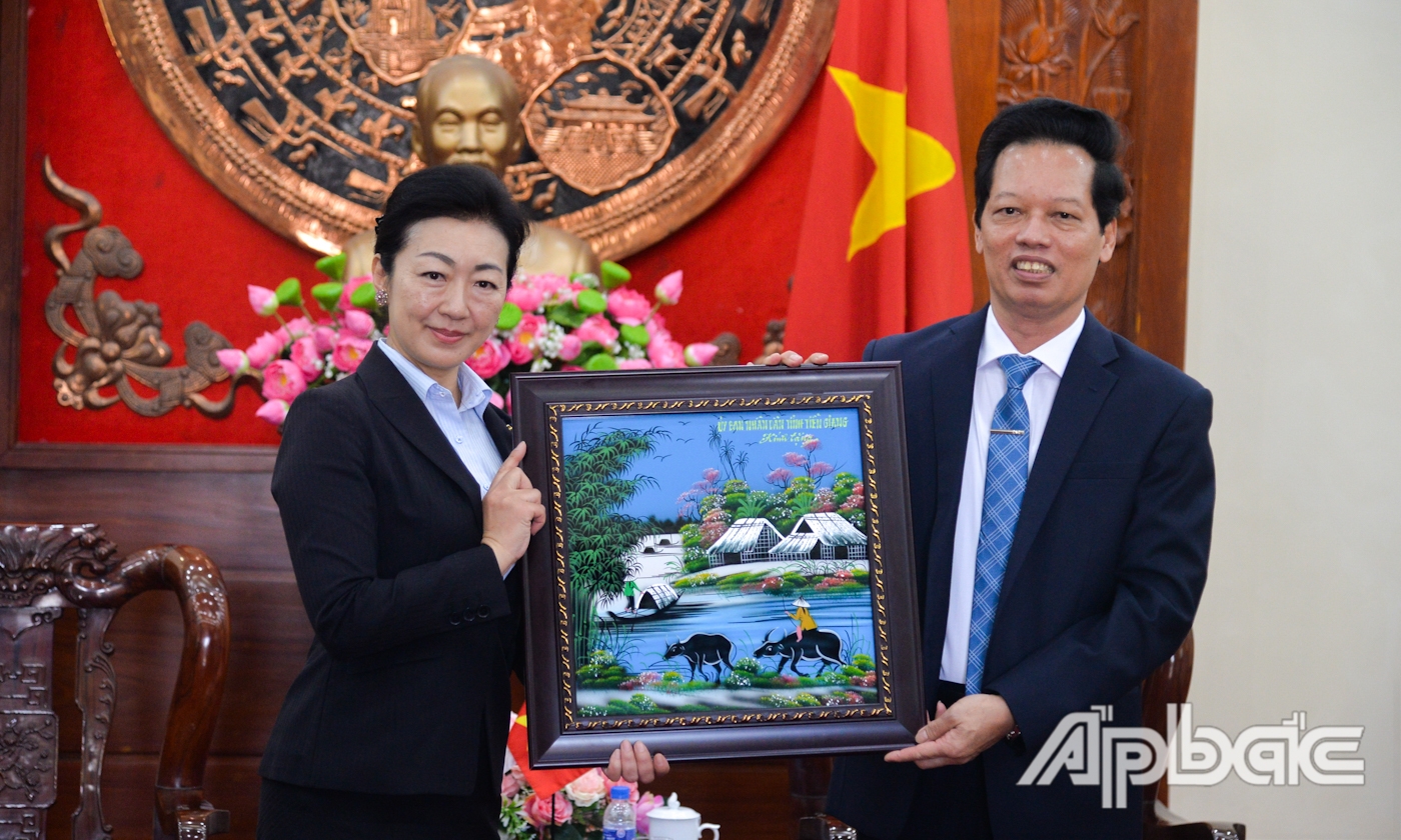 Phó Chủ tịch UBND tỉnh Tiền Giang Nguyễn Thành Diệu tặng quà lưu niệm cho bà Yamazaki Komai